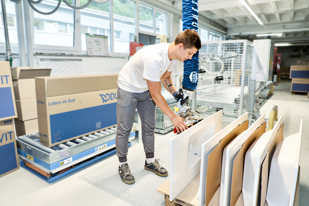 The ceramic washbasins are packaged in cardboard boxes after manufacture.